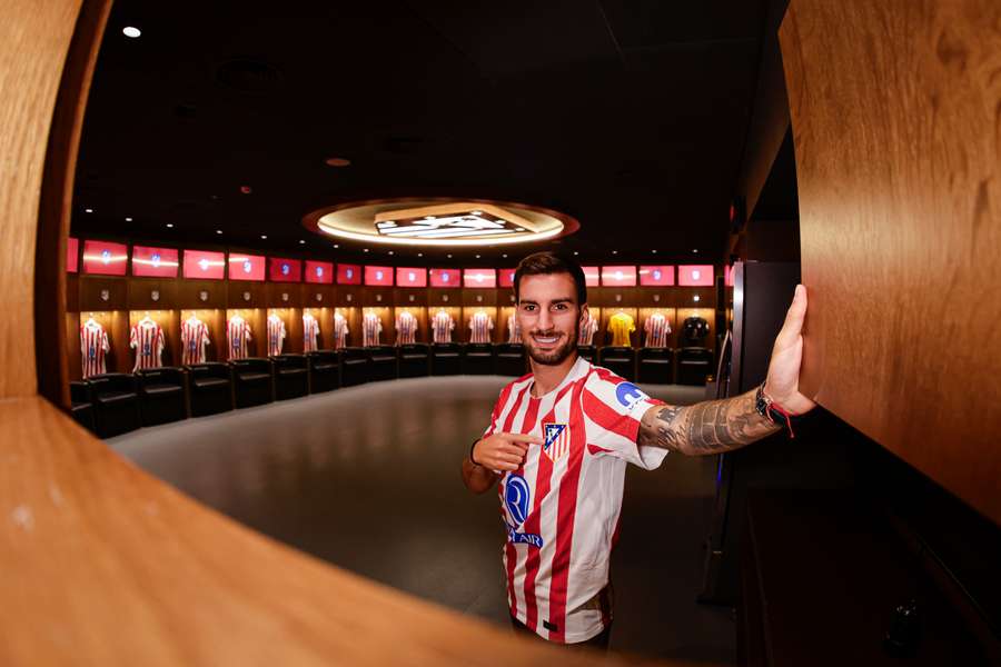 Álex Baena, con la camiseta del Atlético de Madrid en el vestuario del Metropolitano