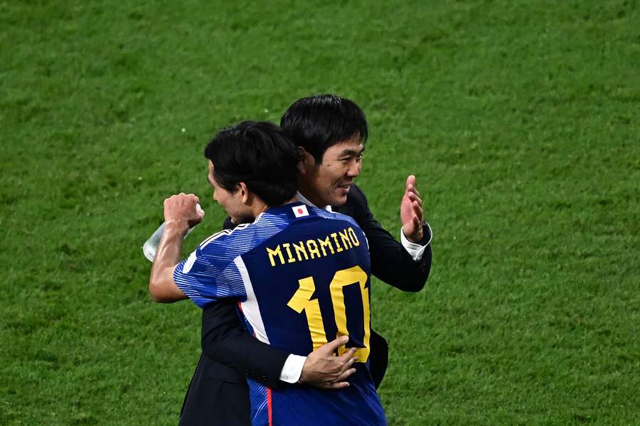 Moriyasu et Minamino heureux après la victoire face à l'Allemagne