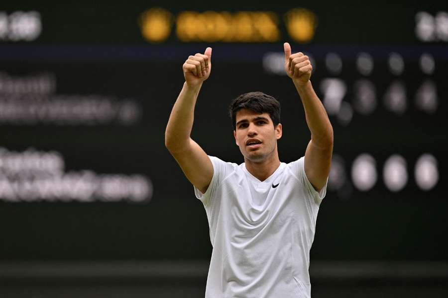 Carlos Alcaraz pokonał Miedwiediewa i staje przed szansą obrony tytułu na kortach Wimbledonu