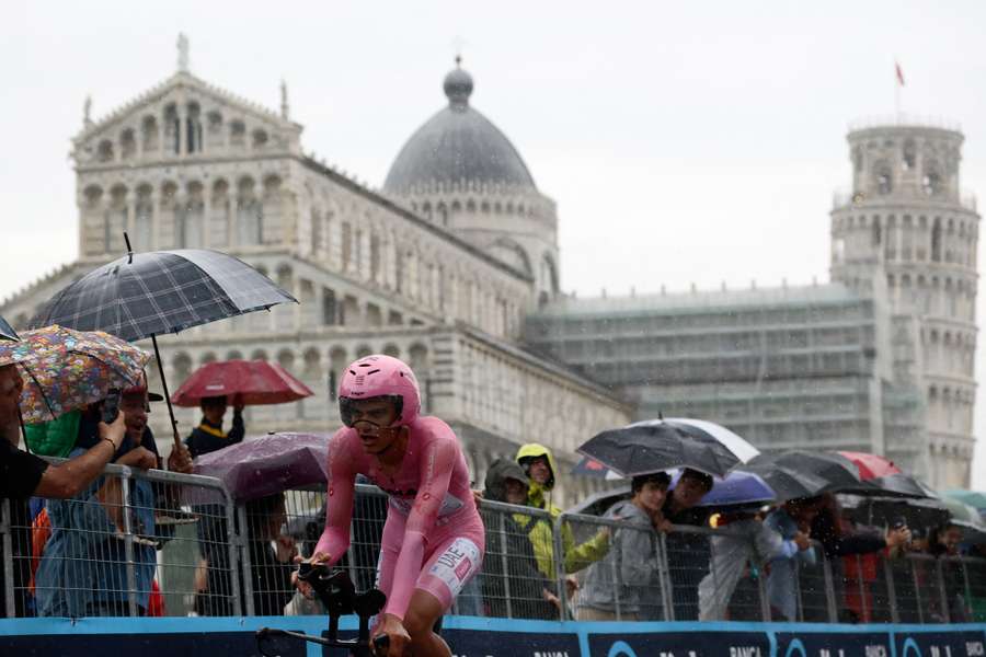 Isaac Del Toro negli istanti finali della decima tappa del Giro d'Italia