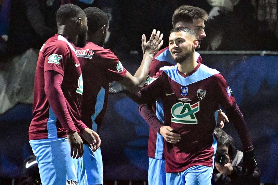 Mehdi Moujetsky félicité par ses coéquipiers après l'ouverture du score.