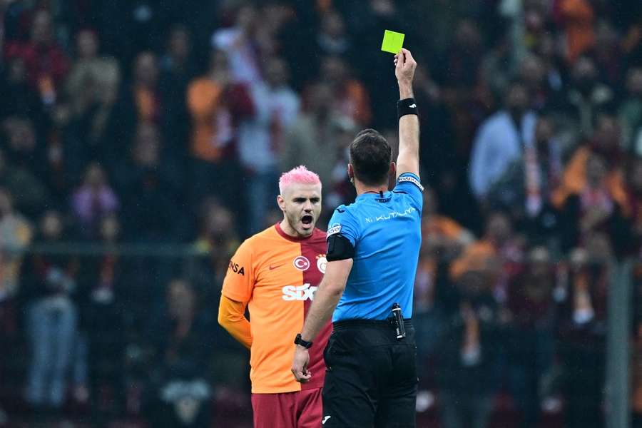 Un arbitro turco ammonisce Mauro Icardi del Galatasaray.