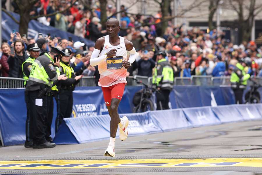 Eliud Kipchoge passerer målstregen på 6.pladsen i Boston Maraton