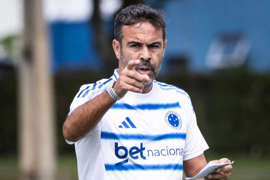 Artur Jorge durante treino do Cruzeiro na Toca da Raposa 2