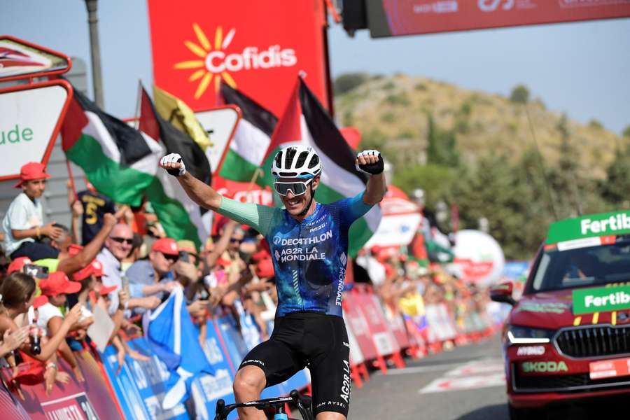 Ben O'Connor wint etappe en pakt leiderstrui in Vuelta