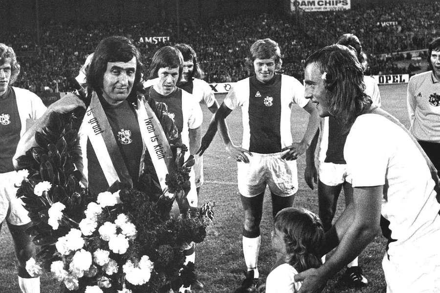 Sjaak Swart krijgt tijdens zijn benefietwedstrijd in 1973 bloemen overhandigd door Johan Neeskens (R).