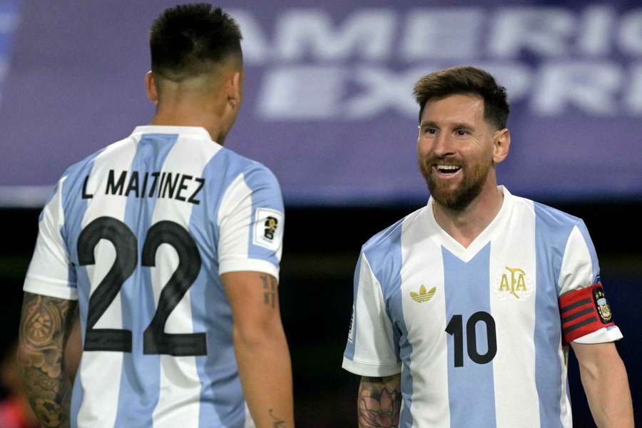 Lautaro Martínez comemora com Lionel Messi o gol argentino