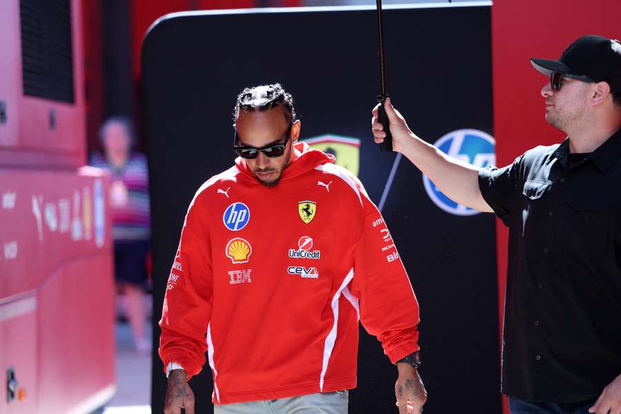 Lewis Hamilton caminha pelo paddock em Silverstone Lewis Hamilton caminha pelo paddock em Silverstone