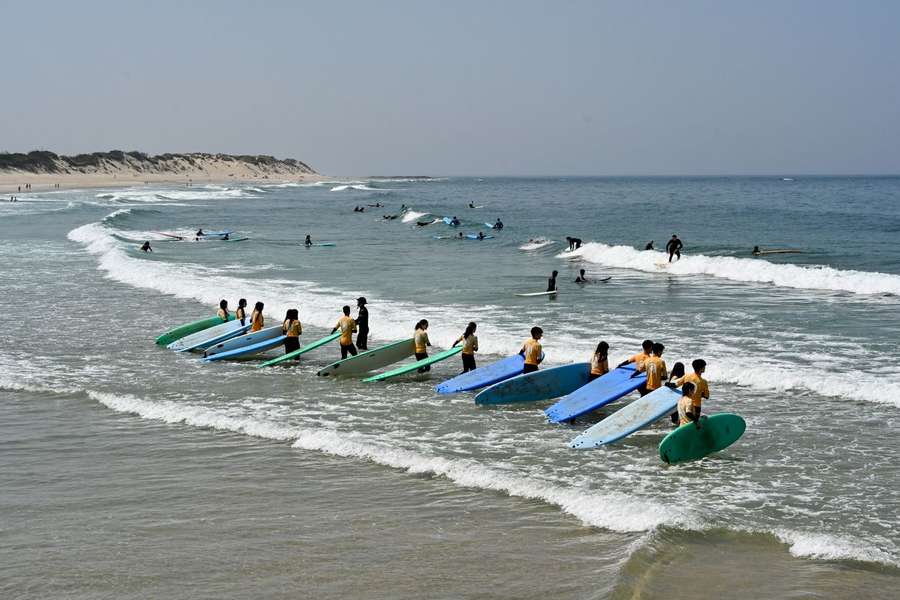 Jovens surfistas em aulas
