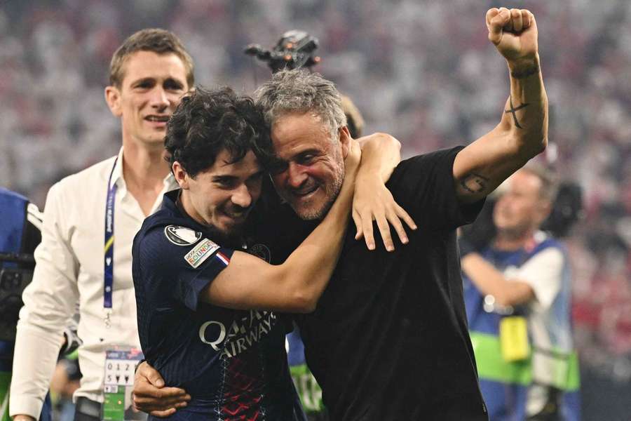 Vitinha abraza a Luis Enrique Vitinha abraza a Luis Enrique