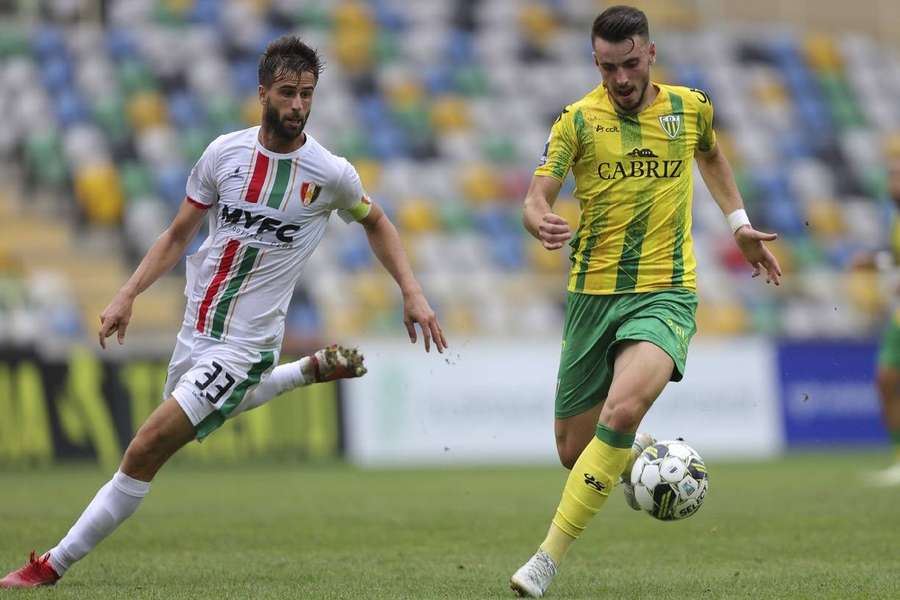 Ruben Fonseca com a bola num ataque do Tondela