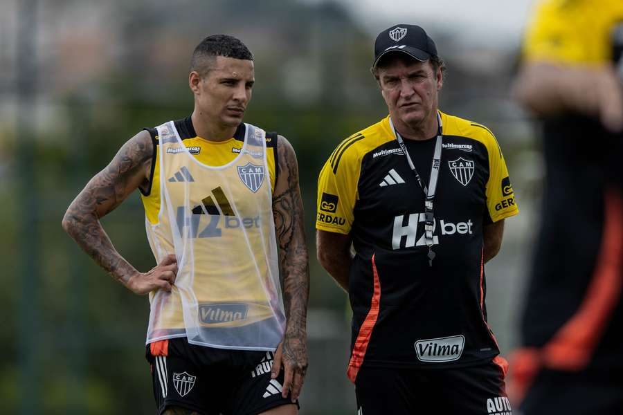 Cuca ao lado de Arana durante treino na Cidade do Galo Cuca ao lado de Arana durante treino na Cidade do Galo