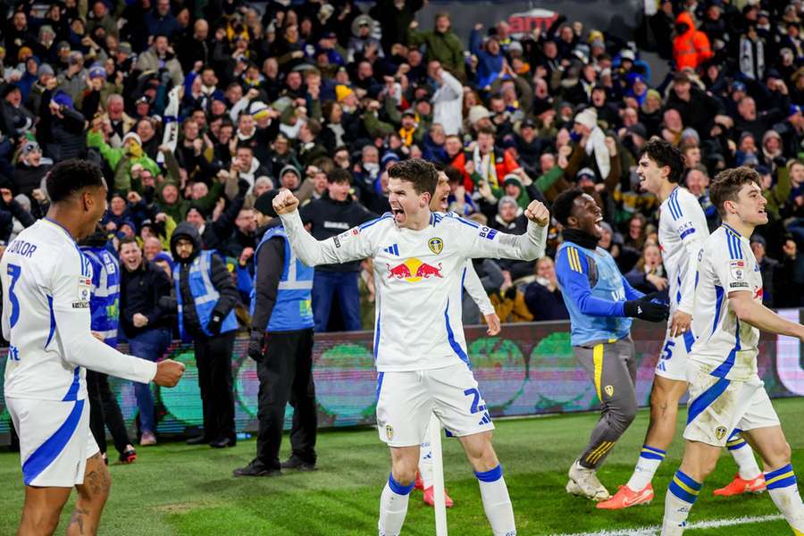 Leeds close on Premier League return thanks to late Struijk double