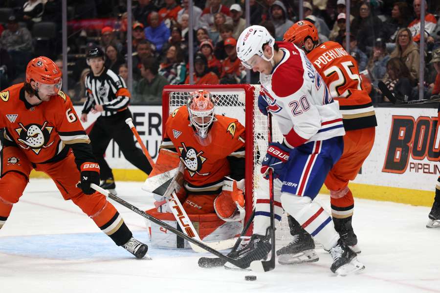 Slafkovský v súboji pred bránkou.