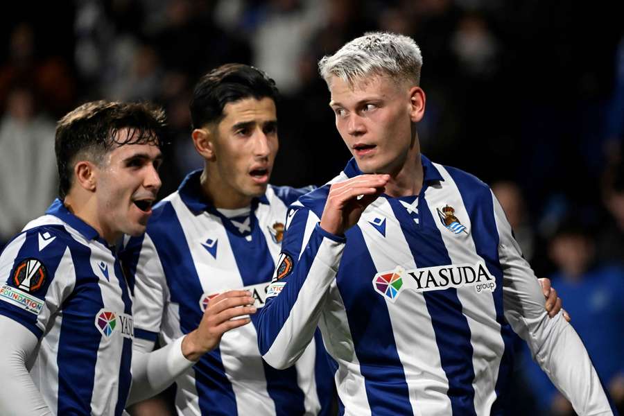 Oskarsson celebra su gol con el gesto de "que hablen, que hablen"