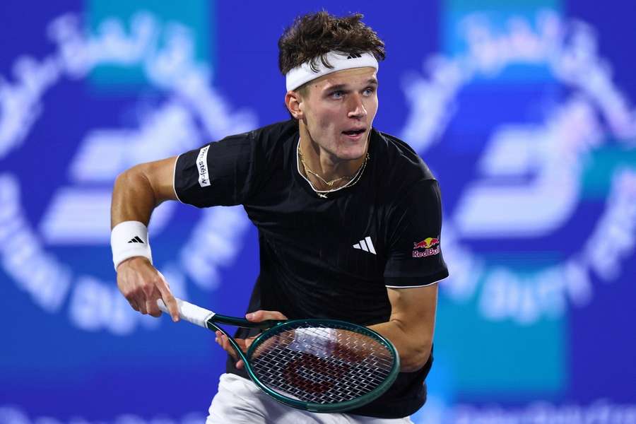 Menšík bude proti Dammovi favoritem.