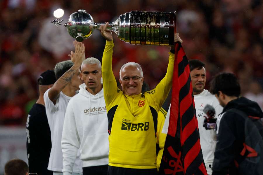 Dorival ergue a taça de campeão da Libertadores 2022 pelo Flamengo Dorival ergue a taça de campeão da Libertadores 2022 pelo Flamengo