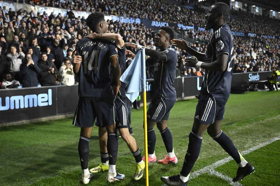 Real Madrid feiert seinen späten Torschützen Aurelian Tchouameni.