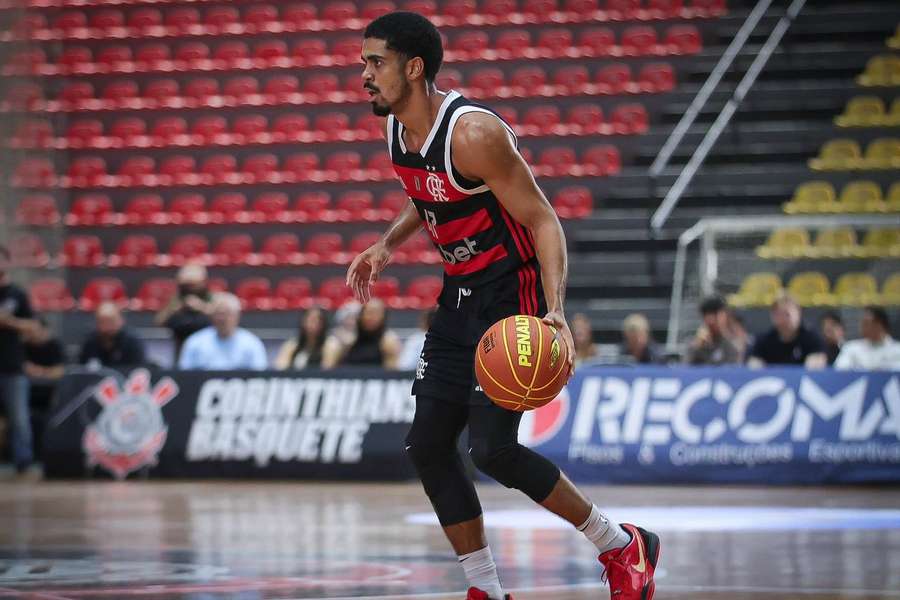 Alexey fez a cesta da vitória do Flamengo contra o Corinthians