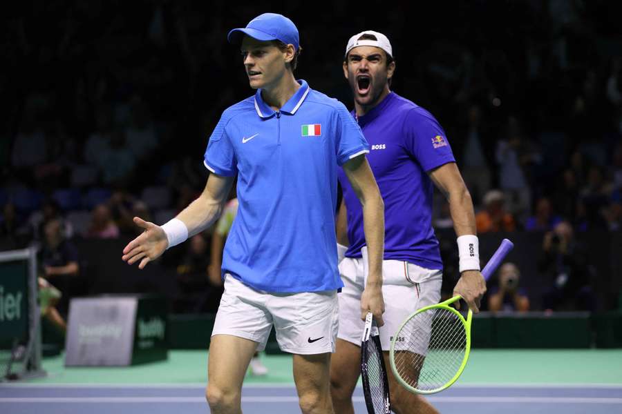 Matteo Berrettini e Jannik Sinner esultano dopo la vittoria nel doppio di Coppa Davis contro l'Argentina