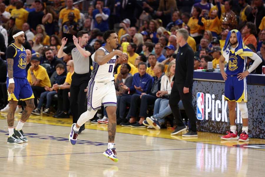 Malik Monk viert feest na een score tegen de Golden State Warriors