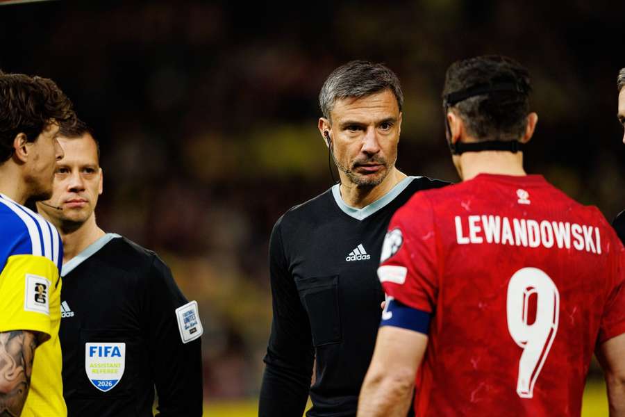 Schiedsrichter Vincic (M.) im Playoff-Spiel zwischen Schweden und Polen Schiedsrichter Vincic (M.) im Playoff-Spiel zwischen Schweden und Polen