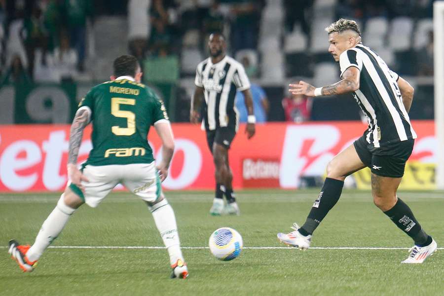 Rivais na briga pelo título brasileiro, Botafogo e Palmeiras medem forças na Libertadores