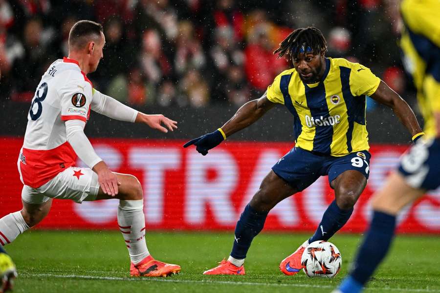 Obránce Slavie jan Bořil v akci během utkání s Fenerbahce.