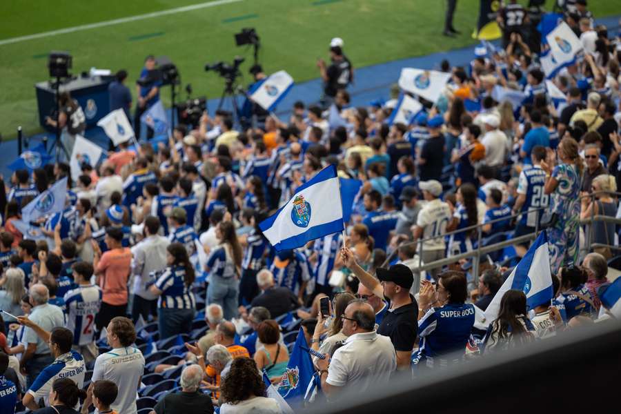 Adeptos do FC Porto no apoio à equipa Adeptos do FC Porto no apoio à equipa