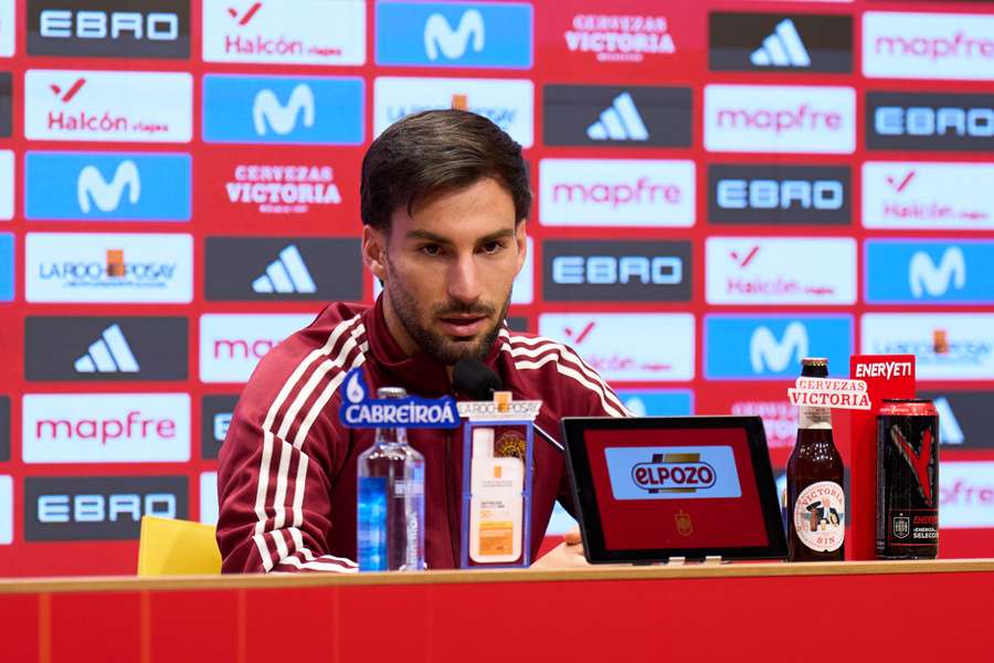 Álex Baena, en la rueda de prensa previa al duelo ante Serbia