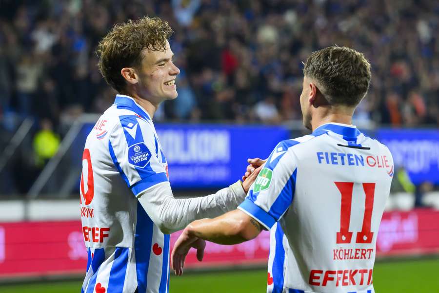 Jacob Trenskow (L) viert zijn treffer met Mats Köhlert