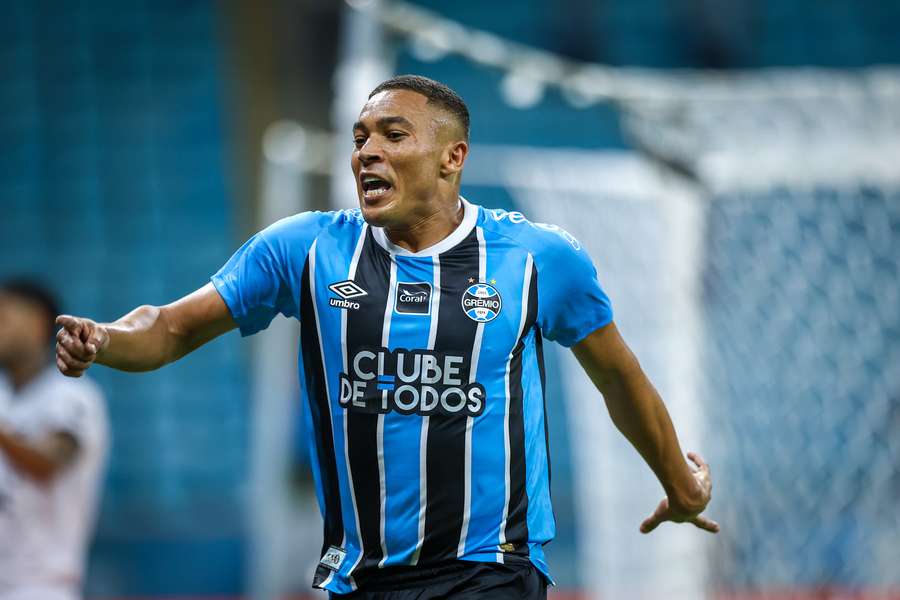 Carlos Vinícius viveu uma grande noite em Porto Alegre