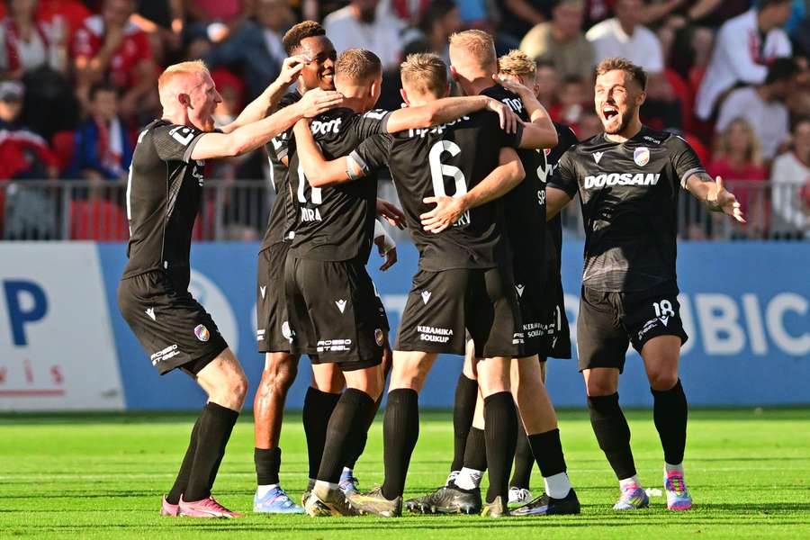 Plzeň vstoupila do sezony jednoznačnou výhrou 5:1 v Pardubicích.