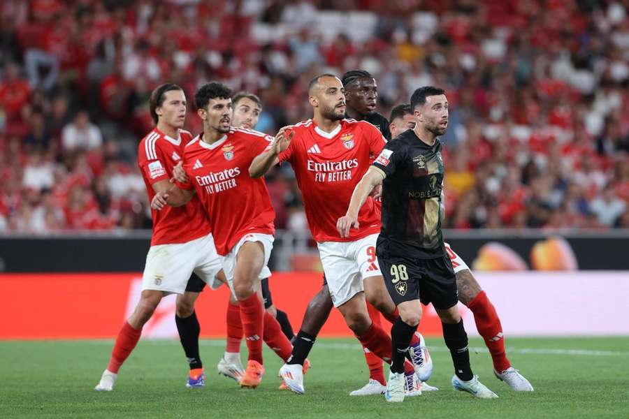 Arthur Cabral em ação diante do Estrela da Amadora