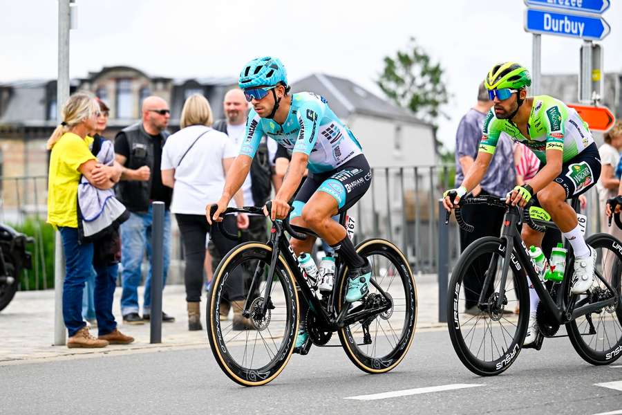 Enrico Zanoncello (à frente) foi expulso do Giro d'Italia Enrico Zanoncello (à frente) foi expulso do Giro d'Italia