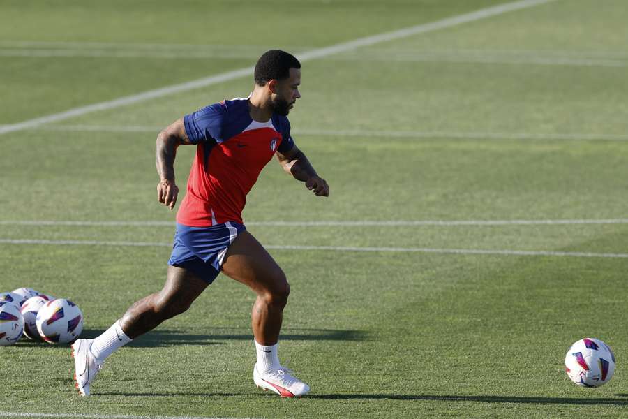 Depay traint weer mee bij Atletico