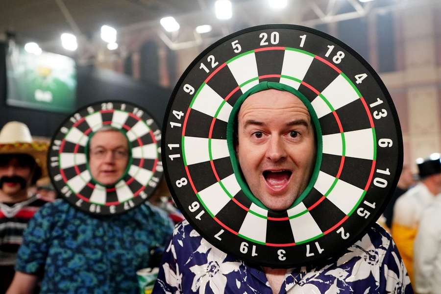 Schon bald nicht mehr im Ally Pally? Fans verkleidet als Dartscheiben