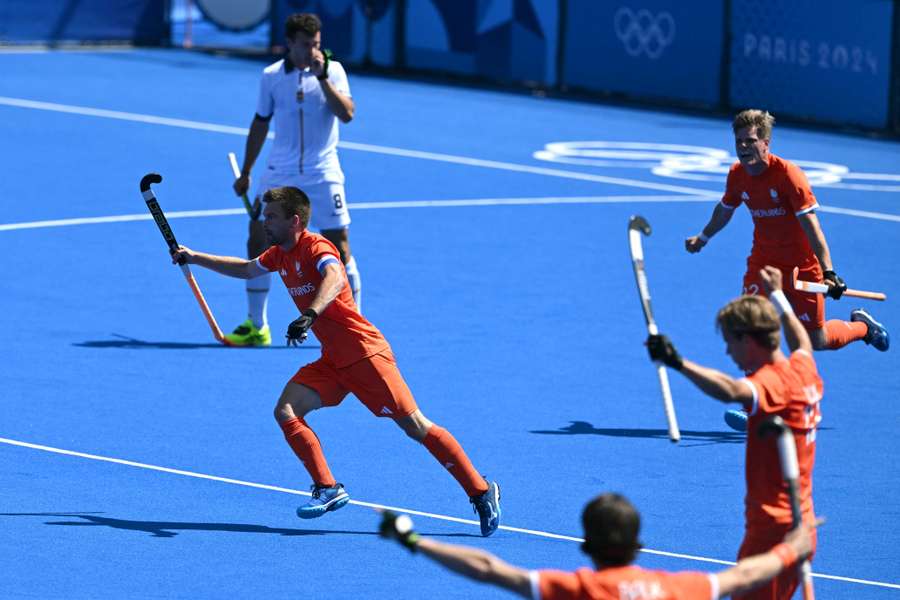 Thierry Brinkman celebra el segundo gol de Países Bajos