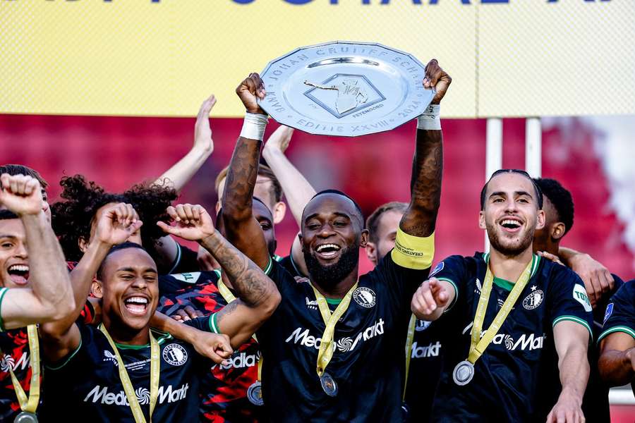 Feyenoord player Lutsharel Geertruida with the Johan Cruyff Shield after the win