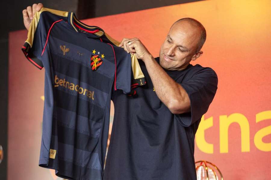 Magrão apresenta camisa que usará em despedida na Ilha do Retiro Magrão apresenta camisa que usará em despedida na Ilha do Retiro