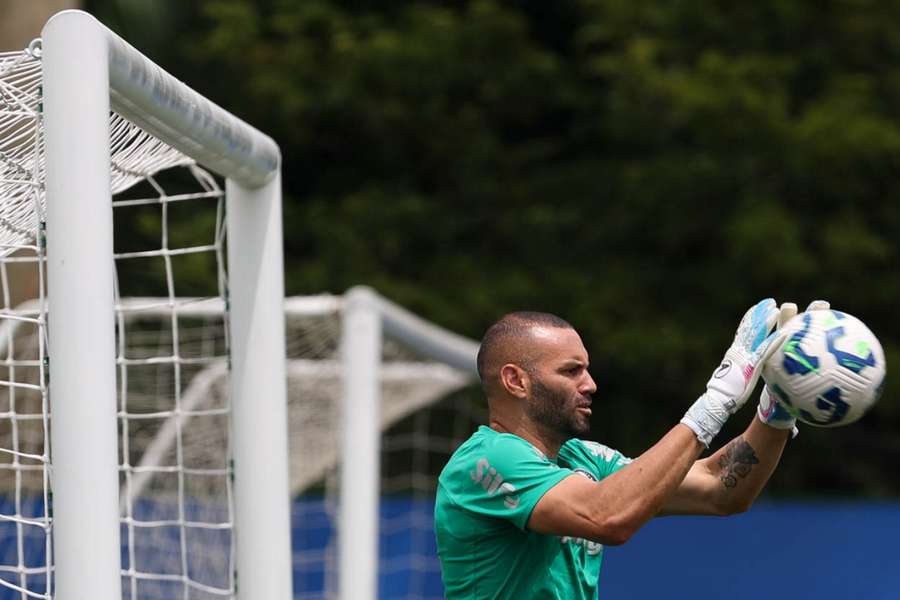 Em recuperação de lesão, Weverton já treina com bola Em recuperação de lesão, Weverton já treina com bola