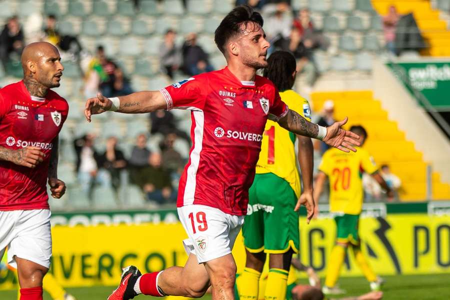 Três-zero vs. Santa Clara. Benfica nas sete quintas