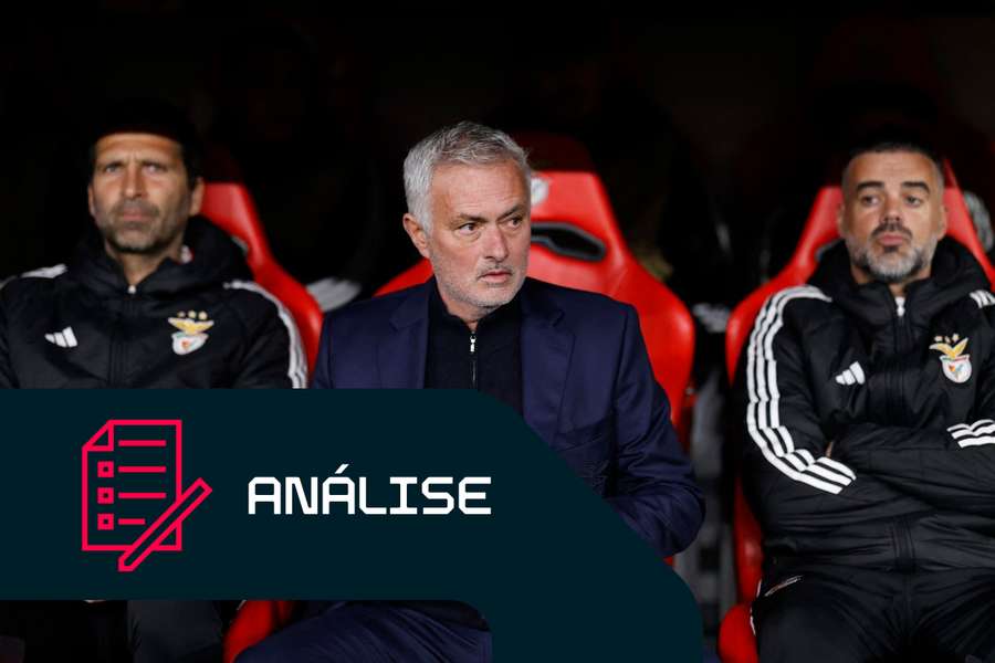 Mourinho acompanhado por dois elementos da sua equipa técnica