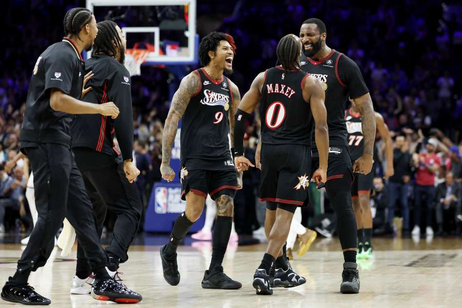 Los Philadelphia 76ers celebran su triunfo en el play-in de la NBA. Los Philadelphia 76ers celebran su triunfo en el play-in de la NBA.