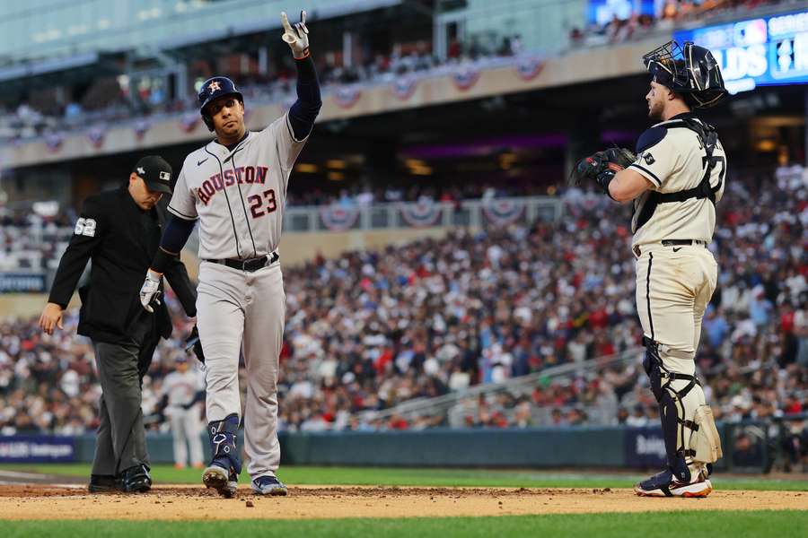 Michael Brantley viert zijn homerun voor de Astros