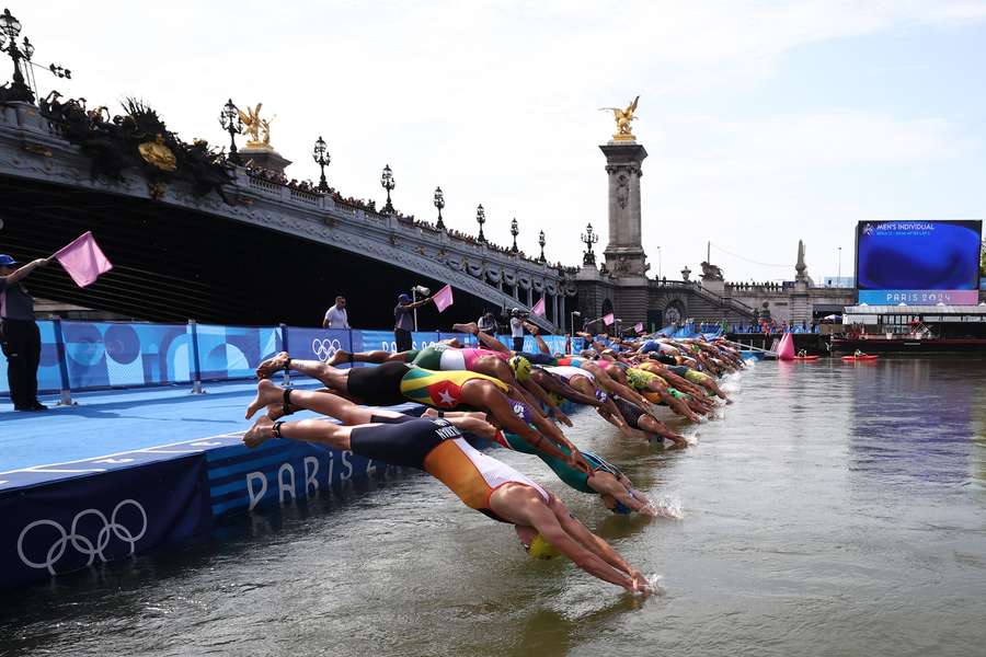 De start van de individuele triatlon in de Seine