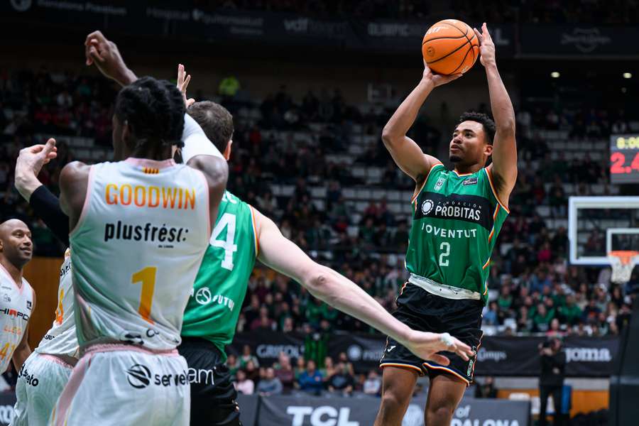 Dotson lanza a canasta