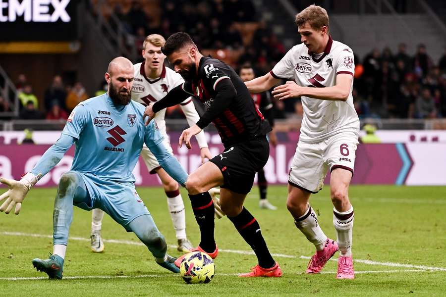 Milan finalizou 32 vezes no confronto desta quarta-feira