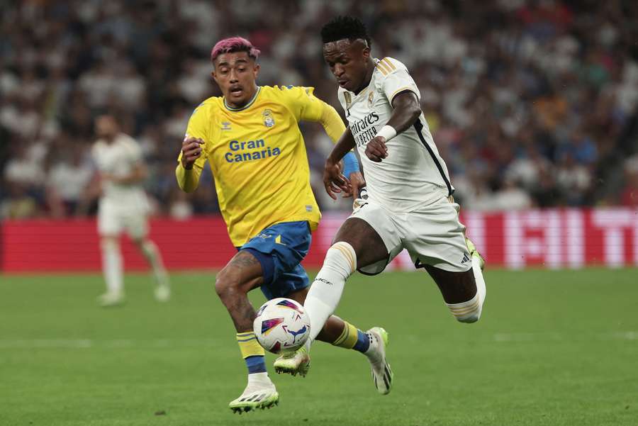 Las Palmas' Mexican defender #28 Julian Araujo (L) fights for the ball with Real Madrid's Brazilian forward #07 Vinicius Junior