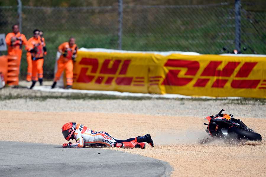 Marc Marquez dans les graviers après sa sortie de piste.